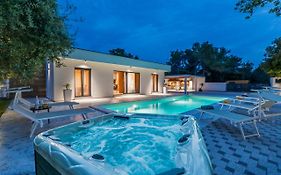 House With Pool Mimi